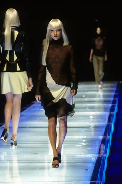 Look 16
